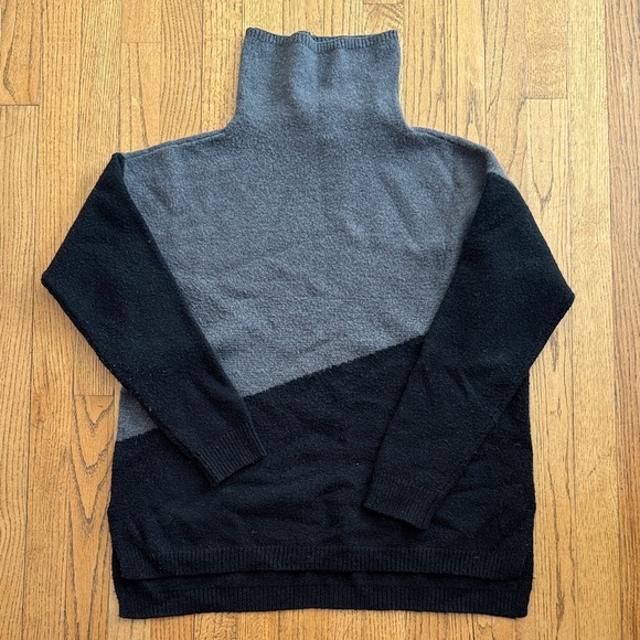✨ DKNY Colorblock Turtleneck Sweater — Gray & Black — Size M ✨ - Picture 1 of 3